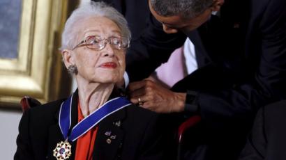  Katherine Johnson being awarded the Presidential Medal of Freedom.
