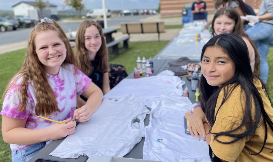  Alaina Etter, in yellow, and her friends decorating T-shirts at the Oakdale T-shirt decorating party.