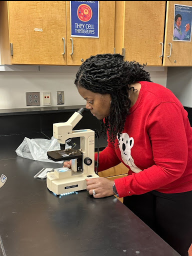 Ms.Spencer demonstrates for the students how to look through the microscope.
